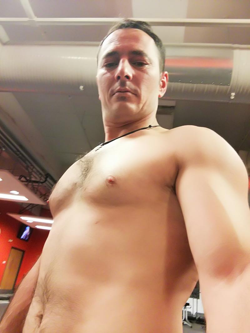 Bucuresti - Escorta Sexy - Bun? sunt un b?iat activ bine dotat disponibil pentru doamne ?i cupluri interesatii si dornici de nebunii, va satisfac poftele, asa cum dori?ii