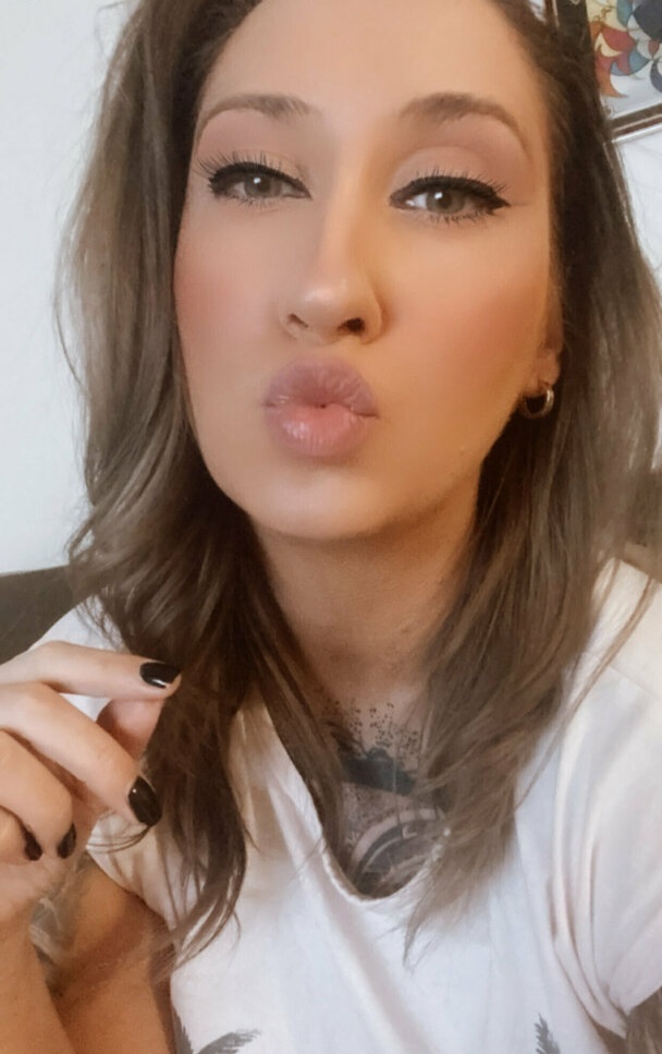 Constanta - Escorta Sexy - Daca iti place sa te uiti in timp ce ma fute prietenul meu sau atunci cand ma linge prietena mea, te accept si pe tine! Suna-ma la 0906-760-640 pentru ca fanteziile noastre sunt la fel.  Sau, imi poti scrie SMS cu textul VOYEUR la nr.  scurt 1533.  Te lasam sa te uiti cat poftesti dar si sa participi.  Doar pentru adulti, tarif 1, 3 eur/min sau 1, 5 eur/sms plus tva.  non stop!