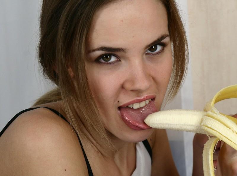 Escorte Sexy - Bucuresti - Sunt Clara si imi place sa fac o felatie buna.  Ador sa fiu laudata cand te termin.  Daca si tie ti-ar placea, astept mesajul tau la 1533 (1, 5 eur/SMS+tva ) cu textul FELATIE si mai departe te contactez eu pe loc.  0906-760-654 (1, 3e/eurmin+tva ).  Exclusiv adultilor!