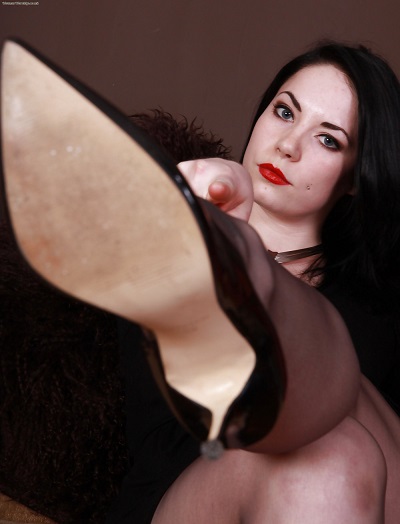 Bucuresti - Escorta Sexy - Fetish-ul este o excitare sexuala de care e raspunzatoare orice parte a corpului.  Imi plac barbatii care au fetish-uri (ciorapi, picioare, unghii rosii, lenjerie, piele fina, pantofi cu toc, latex, uro, scuipat, penetrare) Astept  telefon la nr 0906-760-888 (1, 9 eur/min), de la domni care stiu ce vor, sa-i supun dorintelor mele fetish-iste sau ma poti contacta discret prin sms la nr 1580 (1, 5 eur/sms) doar sa trimiti textul FETISH si sa fii major! Sesiunile mele pot fi si hard, de altfel sunt preferatele mele! Tarif fara tva