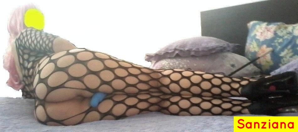 Bucuresti - Escorta Sexy - Antrenament pentru porci submisi Vino, sa te dresez, cu straponul sau cu un facesitting nemilos, mistretule cu pofte  ascunse, nesatule si murdare! Intra in tarcul dedicate tie,  purcelus submis, cu minte murdara, daca vrei sa faci parte din ferma mea de purcei! Fii purcelul meu de sacrificiu care se sacrifica pentru a-i fi bine stapanei lui si a o vedea fericita! In acest sens, trudeste pentru mine si fa economii pentru mine, Grohaila! Fii pusculita mea pe care o sparg cu straponul! Din mistret te transform in purcel casnic cu mangaieri pe burtica sau cu suturi in oua si apoi te transform in sunca fragezita cu biciul sau cureaua, daca esti un porc masochist.  Pentru acest sacrificiu simulat, poate ar fi cazul sa te astept cu un sort de macelar pus pe mine si manusi lungi, de uz casnic, cu care iti place sa te masturbez, eventual cu cizme lungi, de cauciuc pe care iti place sa mi le lingi si de care iti place sa te freci cu scula ta minuscula.  Ar merge si o ceruire si o smulgere a parului nedorit de pe corp cu ceara fierbinte.  Mi-ar placea sa te vad cu o masca de porc pusa pe cap in timpul dresajului mai ales cand te umilesc si scuip pe tine sau cand iti fac fisting.  Dar poate iti place sa stai pe cap cu chilotii mei murdari in timp ce imi mirosi si lingi transpiratia sau cand te palmuiesc peste mecla de porc muist.  .  Fiindca iti place sa te balacesti in pisatul meu, in sperma sau chiar sa te tavalesti in rahatul meu, ai nevoie de o spalare cu spumant si o frecare aspra cu o perie mare, cu coada lunga, speciala pentru porci murdari cu care am sa iti subtiez soriciul! Imi plac porcii curati in preajma mea.  Daca ai limba curata, te las sa ma lingi in fund.  Sunt stapana/ dominatoarea viselor tale submise, cele mai porcesti, Sanziana, si te astept sub talpile mele, sa te  antrenez si sa cresc in tine dorintele perverse! Am si asistent pentru porcii incornorati.  Imi place sa te antrenez si in natura.  Poate mergem impreuna la tara, sa iti fac antrenamentul direct intr-un grajd de porci reali, printre porci reali, sa torn pe tine laturi reale si sa te bag cu ratul in albia porcilor real.  . 