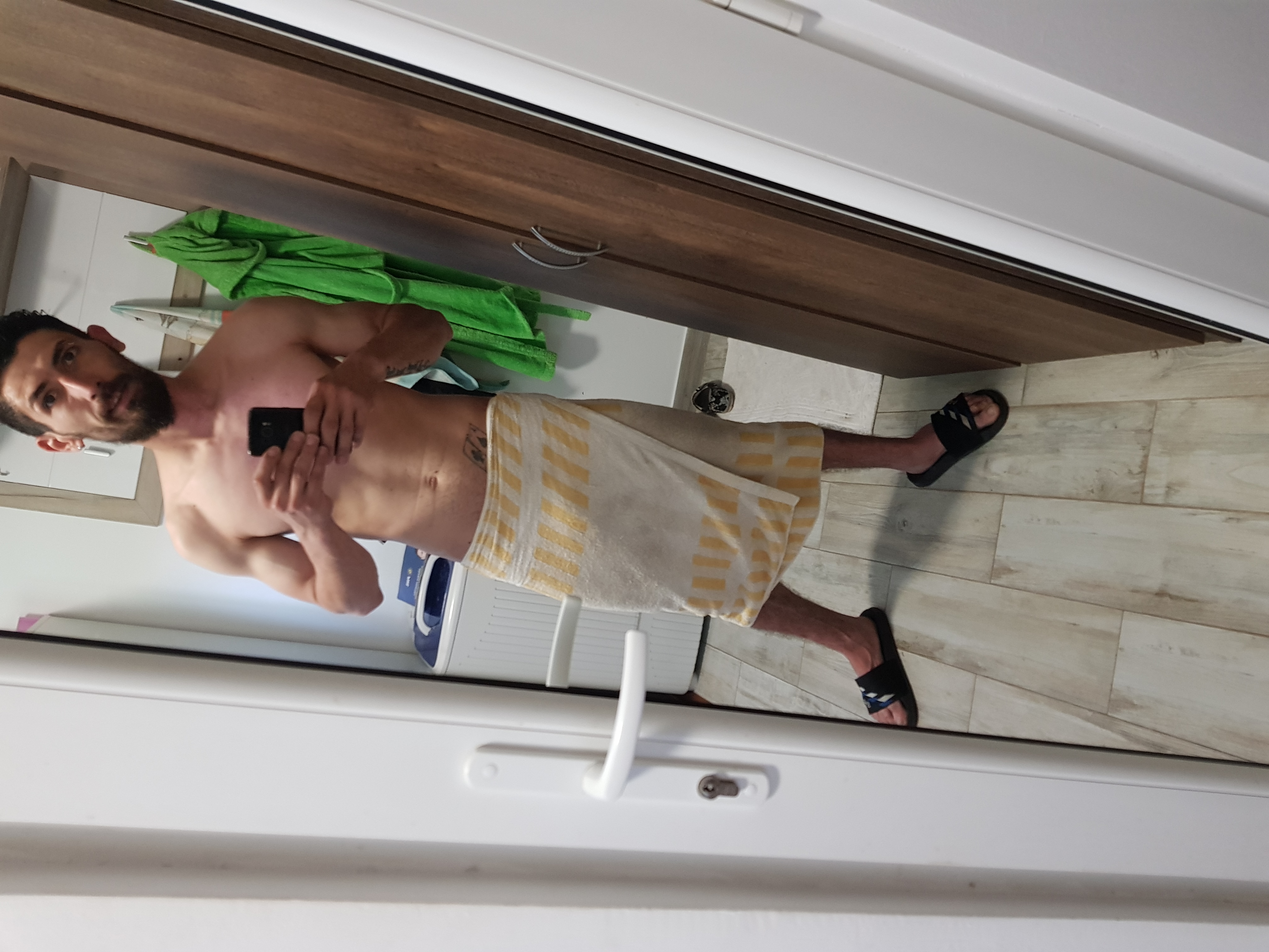 Escorte Sexy - Constanța - Sunt un tip care dore?te s? petreac? momente senzuale la domiciliu cu b?ie?i indiferent de vârst?