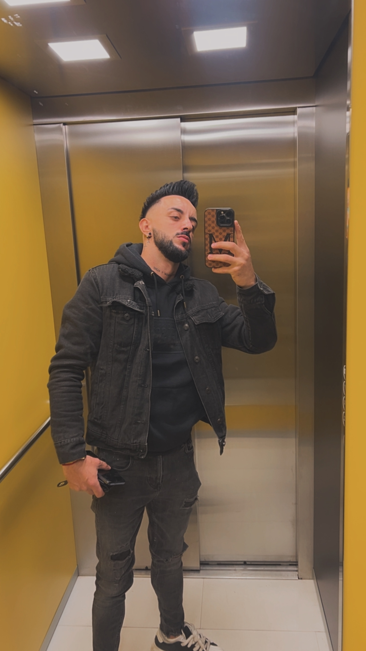 Bucuresti - Escorta Sexy - Salut Sunt Vlad am 27 de ani sunt aici pentru domnii genero?i care ?tiu ce vor! Sunt doar ACTIV  ai fantezi sau nu ai cu cine te distra? Sun?-m? cer ?i ofer discre?ie M A X I M A