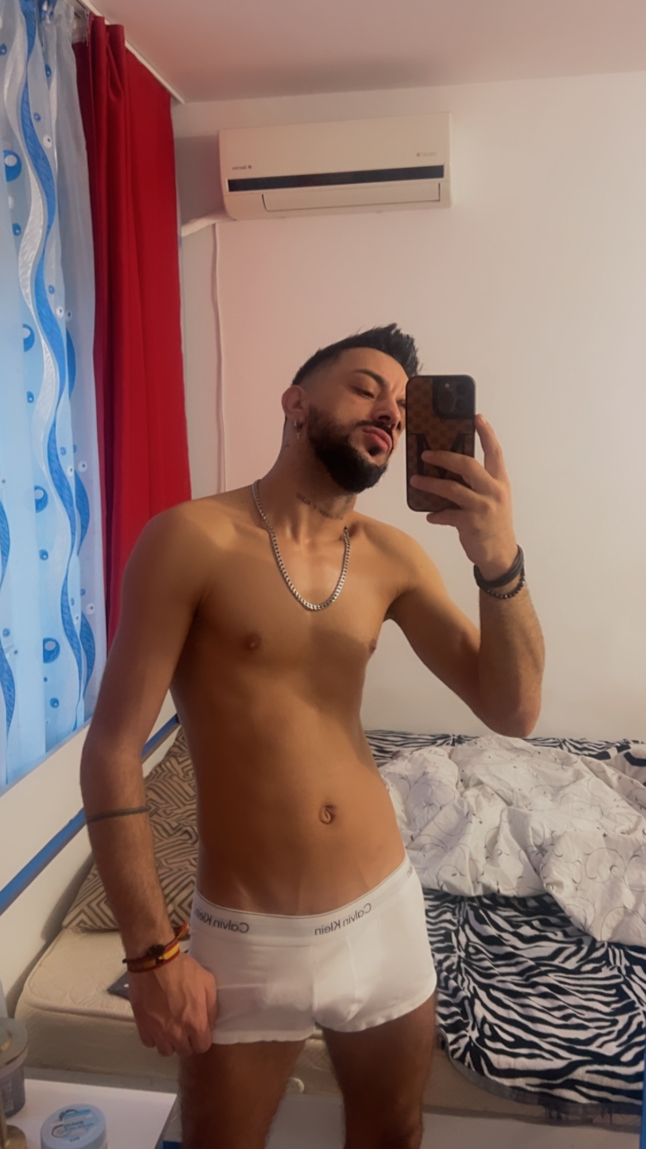 Bucuresti - Escorta Sexy - Escorta senzuala iti pot oferi companie, masaj de relaxare, intr-o ambianta placuta, clipe linistite la domiciliul meu sau al tau.  Astept domni seriosi si manierati.  Detalii la telefon