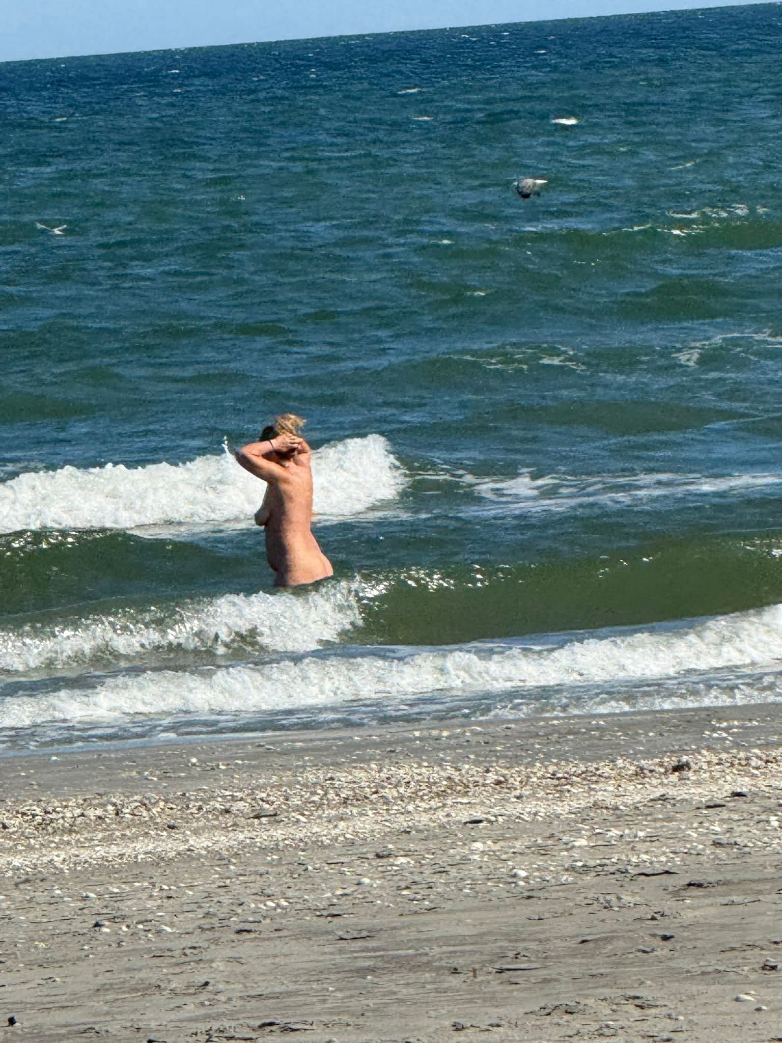 Escorta Sex - Escorta senzuala iti pot oferi companie, suntem cuplu soț si soție vă asteptam să va descoperiți cele mai ascunse fantezii si secrete suntem deschisi si naturali.  .  .  .  masaj de relaxare, intr-o ambianta placuta, clipe linistite la domiciliul meu sau al tau.  Astept domni seriosi si manierati.  Detalii la telefon - Telefon: 0757604541 