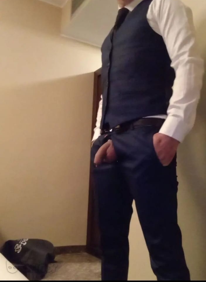 Bucuresti - Escorta Sexy - Tanar gay dotat versatil cu loc 22cm ofer masaj de relaxare la domiciliu meu domnilor discre ?i genero?i