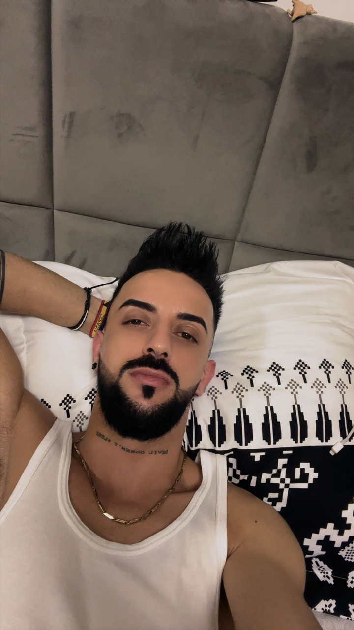 Bucuresti - Escorta Sexy - Hello avem locatia noastra un activ si un versatil disponibili pentru distractie Oferim discretie seriozitate important igiena.  .  Tinem si videoclipuri interesante Pentru barbati seriosi.  .  (contra cost) Ne si deplasam Va rog luati aminte suntem pe site de 2 ani Nu pacalim nu neglijam Ce vrem sa facem .  Pentru deplasari ai nevoie de un cont bancar o camanda cu cardul tau la taxiu pentru încrederea noastra doar in bucuresti deplasari Pentru videoclipuri ai nevoie de un cont bancar Te asteptam la noi acasa sa ne distram interesant: Escorte contra cost