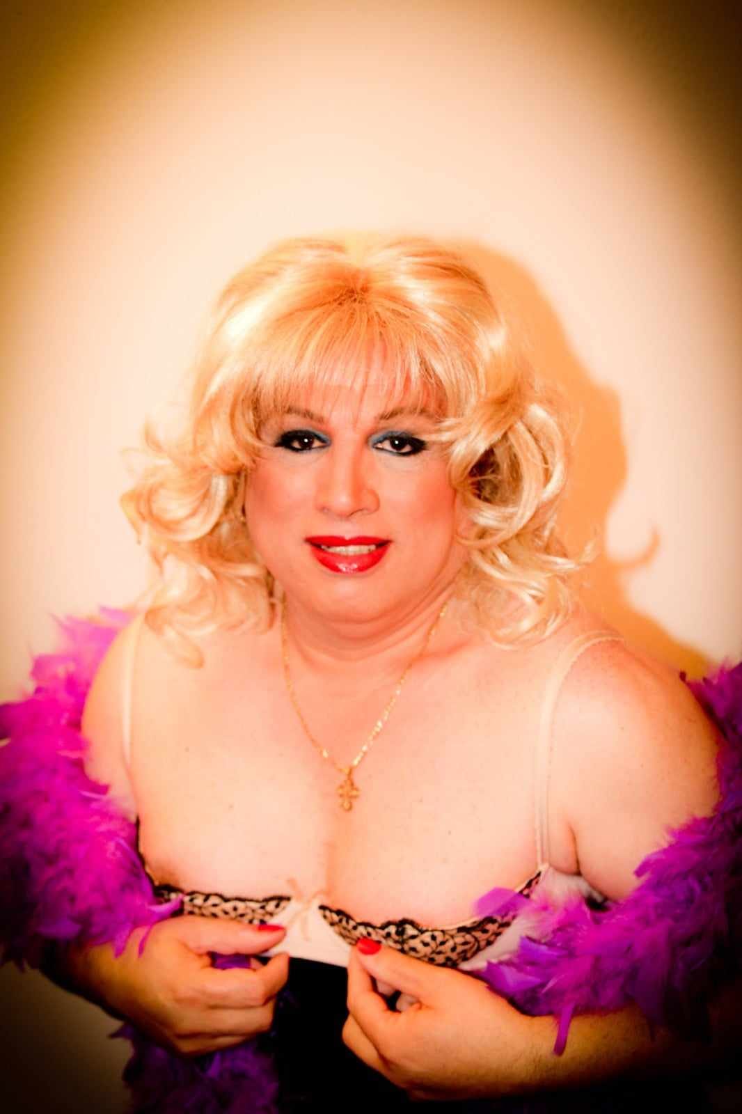 Bucuresti - Escorta Sexy - Bun? m? numesc Angela.  Te a?tept la mine în loca?ie discreta ?i centrala mai multe detalii la telefon