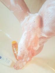 Escorte Sexy - Bucuresti - Talpi cu frisca, bune de lins si masturbatoare Sunt Barbie cu fundul mare, uleiata pe picioare, cu talpi autoritare, sexy si dominatoare care-ti fac maciuca tare, care vor  sa le fii pres, sa le simti mirosul fresh, uleiate foarte bine, sa alunece pe tine.  Azi le voi orna cu frisca sau poate le dau prin hrisca, pasta de dinti ori dulceata si-apoi ti le pun pe fata, sa le lingi tu cu placere si-apoi iti zdrobesc sub ele pana vei simti  durere chiar si mintea aciuiata sub ele si vinovata.  .  Poate-ti dau cate-un scuipat, ca sa fii insiropat.  Sunt Sanziana, regina femdom care iti ofera cele mai perverse, nonconformiste, ude, indraznete sesiuni  de fetisuri si bdsm.  Suna-ma, daca vrei sa te refugiezi sub talpile mele fine! Fanteziile tale isi vor gasi finalitatea sub talpile mele. 