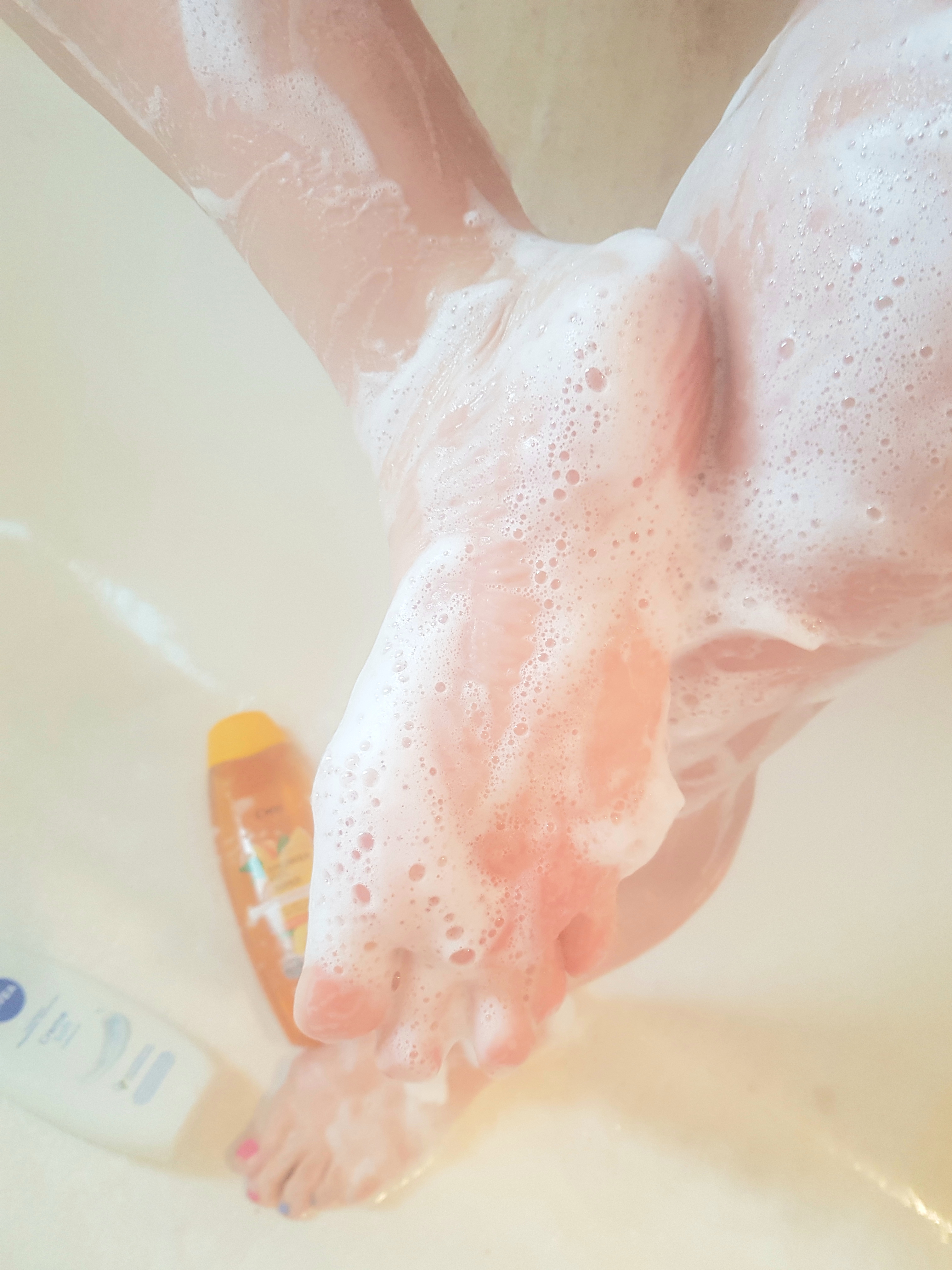 Escorta Sex - Talpi cu frisca, bune de lins si masturbatoare Sunt Barbie cu fundul mare, uleiata pe picioare, cu talpi autoritare, sexy si dominatoare care-ti fac maciuca tare, care vor  sa le fii pres, sa le simti mirosul fresh, uleiate foarte bine, sa alunece pe tine.  Azi le voi orna cu frisca sau poate le dau prin hrisca, pasta de dinti ori dulceata si-apoi ti le pun pe fata, sa le lingi tu cu placere si-apoi iti zdrobesc sub ele pana vei simti  durere chiar si mintea aciuiata sub ele si vinovata.  .  Poate-ti dau cate-un scuipat, ca sa fii insiropat.  Sunt Sanziana, regina femdom care iti ofera cele mai perverse, nonconformiste, ude, indraznete sesiuni  de fetisuri si bdsm.  Suna-ma, daca vrei sa te refugiezi sub talpile mele fine! Fanteziile tale isi vor gasi finalitatea sub talpile mele.  - Telefon: 0790546873 