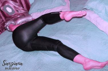 Bucuresti - Escorta Sexy - Citeste-mi de pe buze, Labuta! Sunt profesoara de limbi straine, Sanziana, sexy si autoritara si ofer meditatii particulare celor interesati.  Am metode unice, originale de a te ajuta sa faci progrese la invatatura rapid.  Una dintre ele este sa imi mirosi chilotii in care am dormit peste noapte.  Inhalarea feromonilor mei te va face mai destept.  Alta este de a te masturba, ca sa elimini tot stresul si blocajele mentale.  O alta metoda este de a ma impune cu severitate si palme la fund asupra ta, cu pedepse corective sau umilitoare, fortare si constrangere, daca faci parte dintre cei care nu asculta de vorba buna.  Programeaza-ti din timp meditatia! Te pot medita si la telefon. 