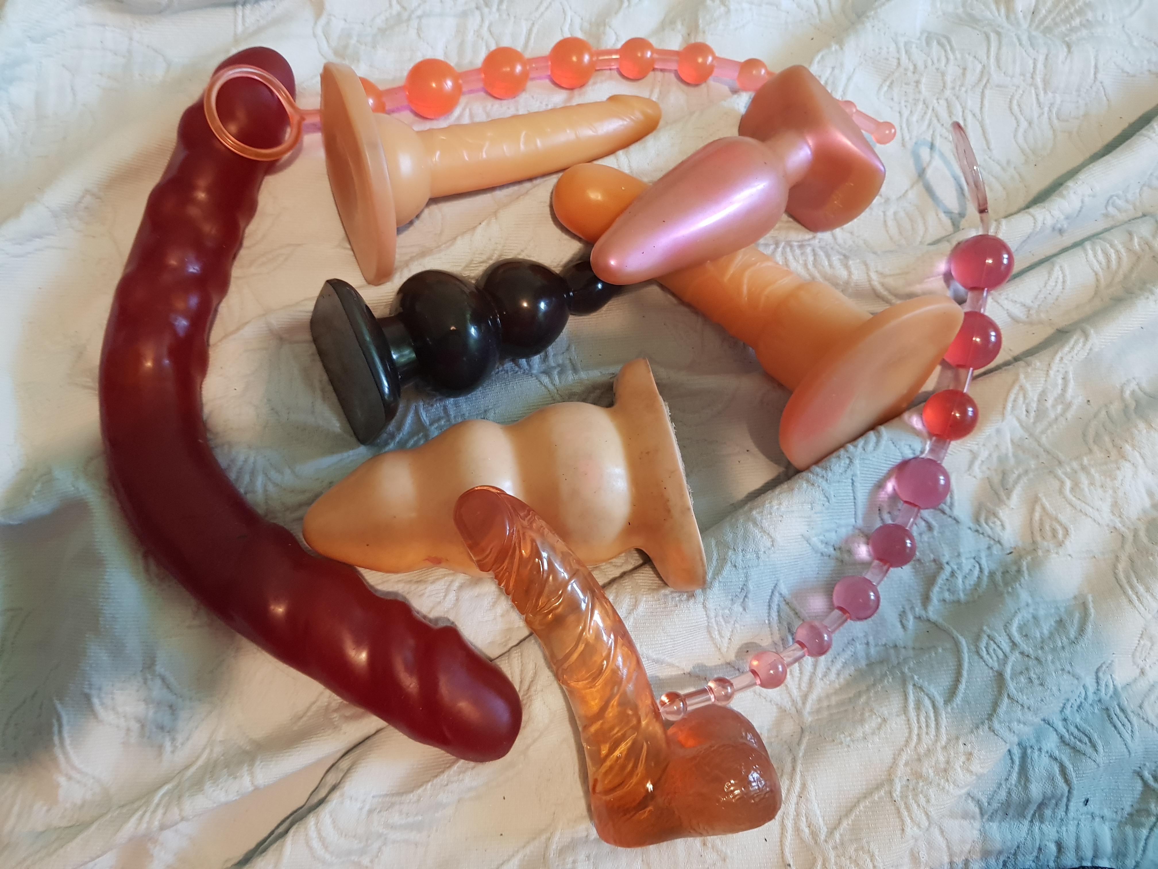 Bucuresti - Escorta Sexy - Seductie si tachinare dureroasa, femdom, orgasm control Sunt cea mai placuta tortura a ta.  Am sani de chin care iti provoaca instant erectie  si durere in oua, cu sfarcuri ca doua scule care iti dezlantuie fantezii nebune si dorinte aprige.  Fundul meu captivant iti scoala limba in gura si te face sa capitulezi in fata mea.  Visezi sa fii sclavul si prizonierul fundului meu.  Am lenjerii sexy care imi pun trupul apetisant in valoare si in care te frang si te duc intr-o calatorie a obsesiei.  In preajma mea iti pierzi controlul.  Eu sunt in controlul tau si fac din  tine si cu tine orice vreau.  Din cateva cuvinte te pot face sa ejaculezi, insa imi place sa iti prelungesc agonia pana la extaz.  Te pierzi in adorarea trupului meu si in adancurile dorintei cand esti cu mine.  Sunt stapana Sanziana si puterea mea o vei simti in sange cand ti-l voi da in clocot.  Suna-ma, daca vrei sa imi apartii si sa ejaculezi pentru stapana ta!