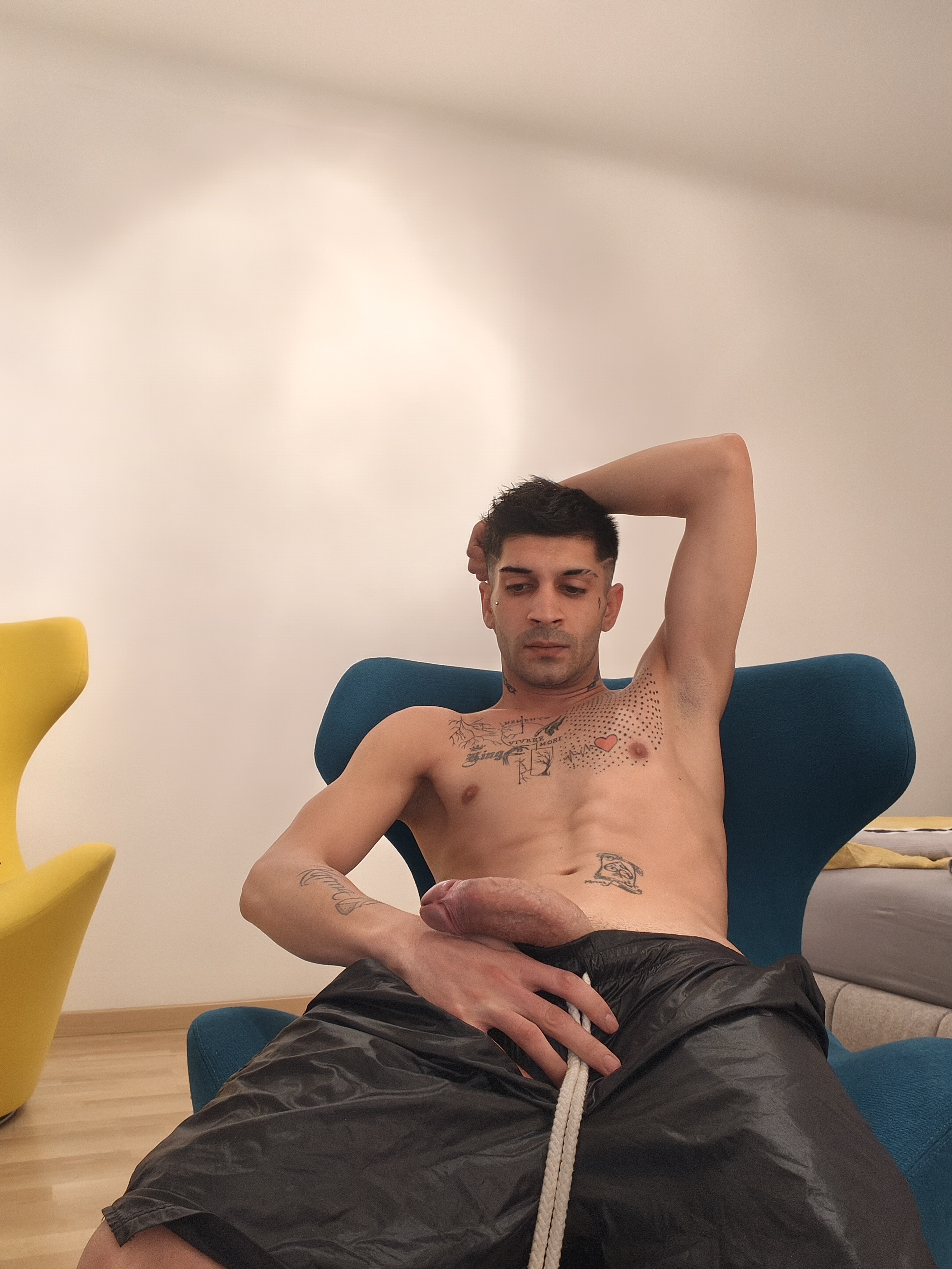 Bucuresti - Escorta Sexy - Escorta senzuala iti pot oferi companie, masaj de relaxare, intr-o ambianta placuta, clipe linistite la domiciliul meu sau al tau.  Astept domni seriosi si manierati.  Detalii la telefon