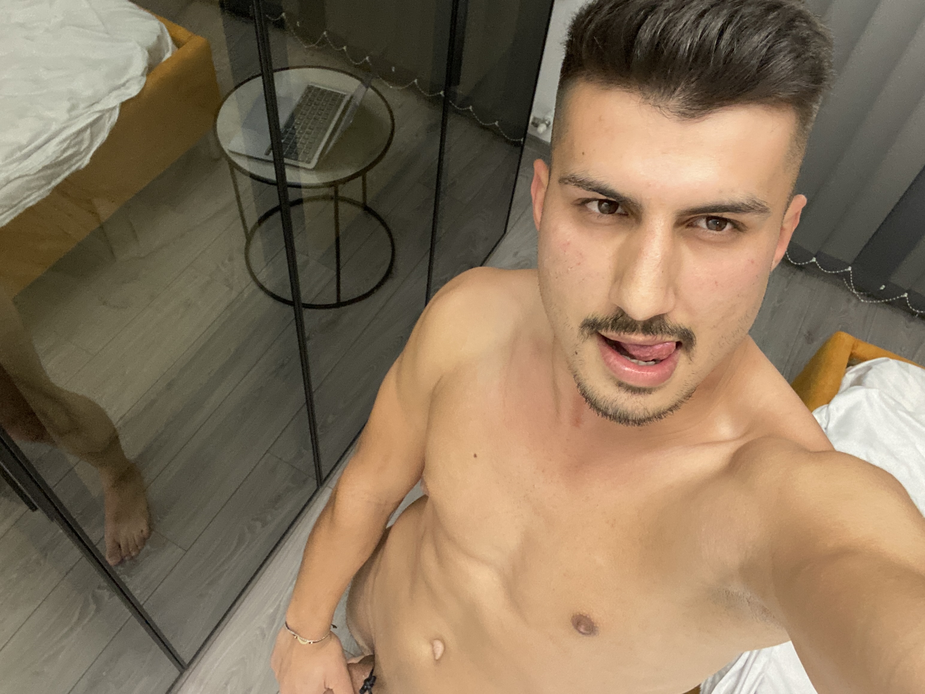 Bucuresti - Escorta Sexy - Escorta senzuala iti pot oferi companie, masaj de relaxare, intr-o ambianta placuta, clipe linistite la domiciliul meu sau al tau.  Astept domni seriosi si manierati.  Detalii la telefon