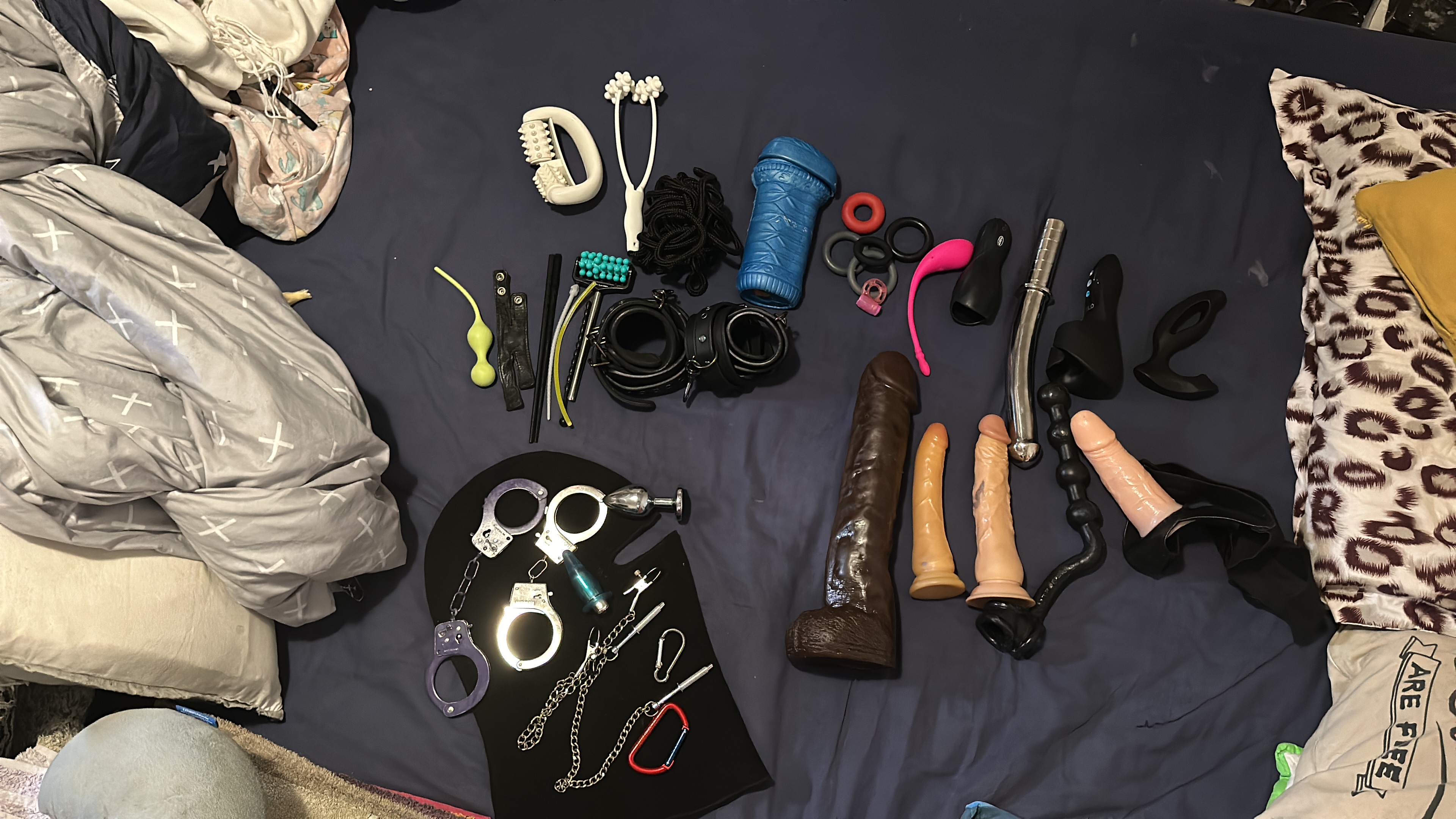 Bucuresti - Escorta Sexy - Salut, ma numesc David , 28 ani , cu locatie .  Va ofer masaj de relaxare erotic si , jucari , dominare soft , hard, si multe alte fantezii, sunt activ .  trebuie doar sa fi decis ce vrei! Nu raspund la numere private ! Nu trimit poze xxx! Cei ce au pofta de caterinca vor fi blocati! Mai multe detalii va astept la telefon sau whatsApp! Multumesc