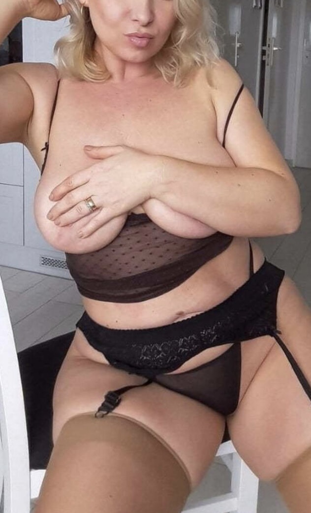 BUCURESTI TOATA TARA - Escorta Sexy - Ardeleanca faina, PERMISIVA dar SELECTIVA in acelasi timp, cu un apetit debordant, te invit sa ma descoperi.  Inalta, voluptoasa cu sanii mari, ma adresez domnilor care adora femeile cu forme si amorul fara inhibitii.  Ma poti contacta discret si prin sms la nr 1533 trimitand textul ARDELEANCA sau direct la tel 0906 800 866, numai sa fi adult si sa ma placi.  Tarife 1, 5 eur/sms si 1, 9 eur/min, fara tva. 