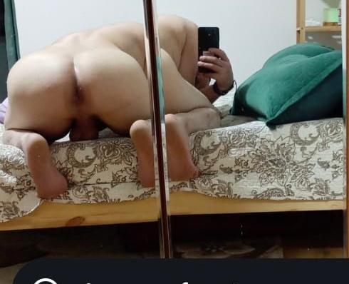 Bucuresti - Escorta Sexy - Tân?r gay dotat de satin 22 cm cu loc de întâlnire pentru domn discret ?i genero?i