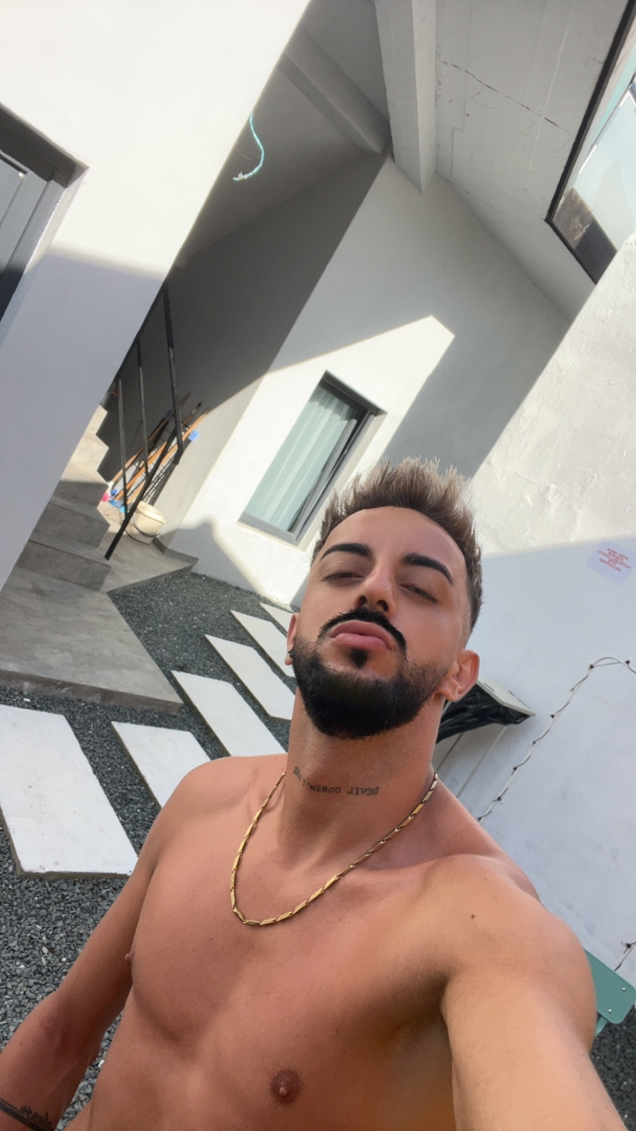 Escorte Sexy - Bucuresti - Salut! Sunt o persoana foarte discret ?i  serioas si respectuoas.  Caut intalniri fara complicatii, cu persoane mature, fie barbati, fie femei, care apreciaza discretia si bunul simt.  Daca esti interesat(a), scrie-mi cateva detalii despre tine.  Raspund cat pot de repede.  Rog doar persoanele serioase ?i genero?i sa ma contacteze. 