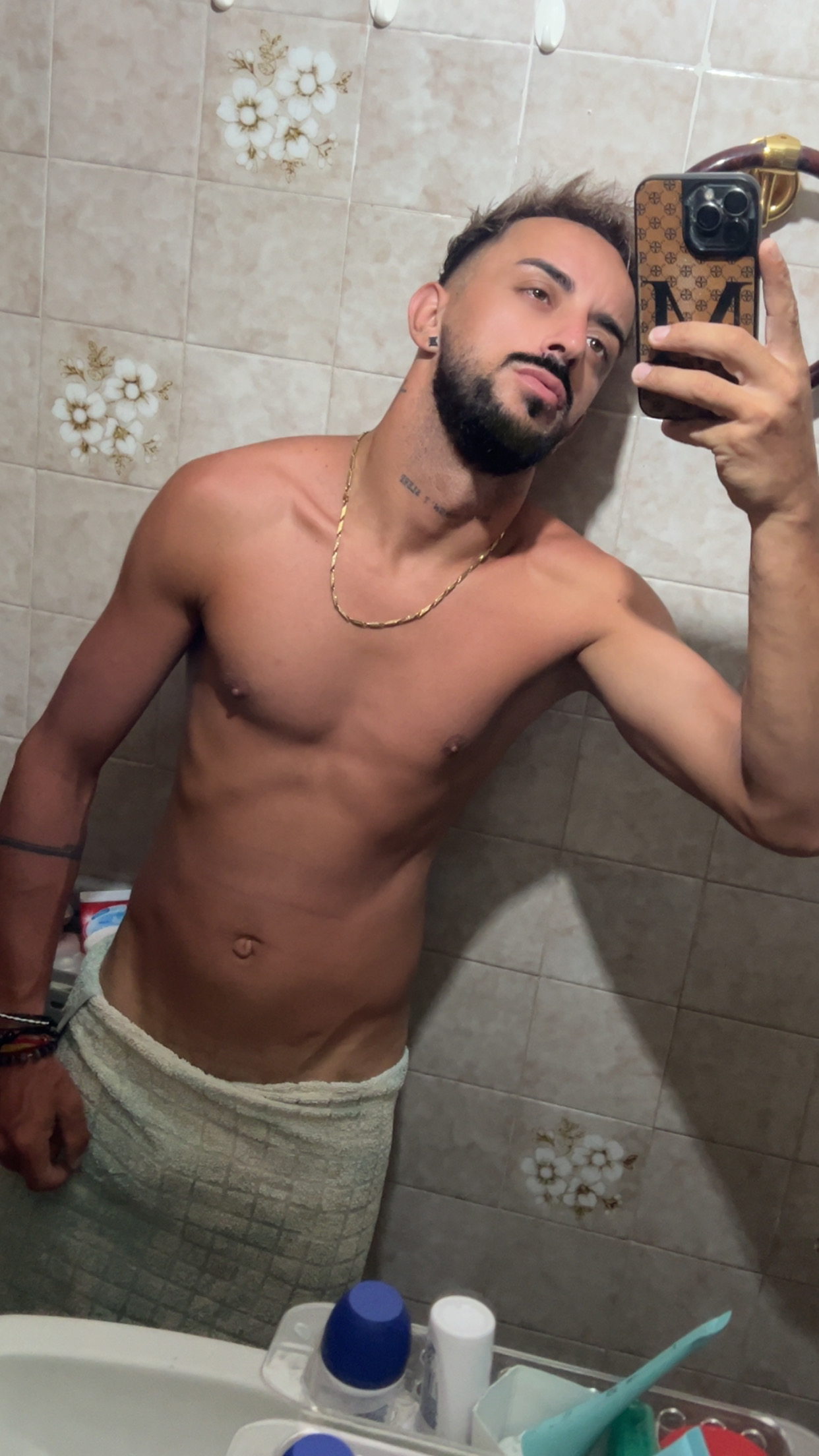 Escorte Sexy - Bucuresti - Barbat ACTIV usor versatil cu experienta in domeniu ofer clipe de tandrete ca parte activa si verstil domnilor dornici ce experiente noi cu un barbat cu experienta ce-ti poate pune la dispozitie clipe unice relax.  Disponibil ?i la domiciliu clientului, programarea se face cu o ora inainte,