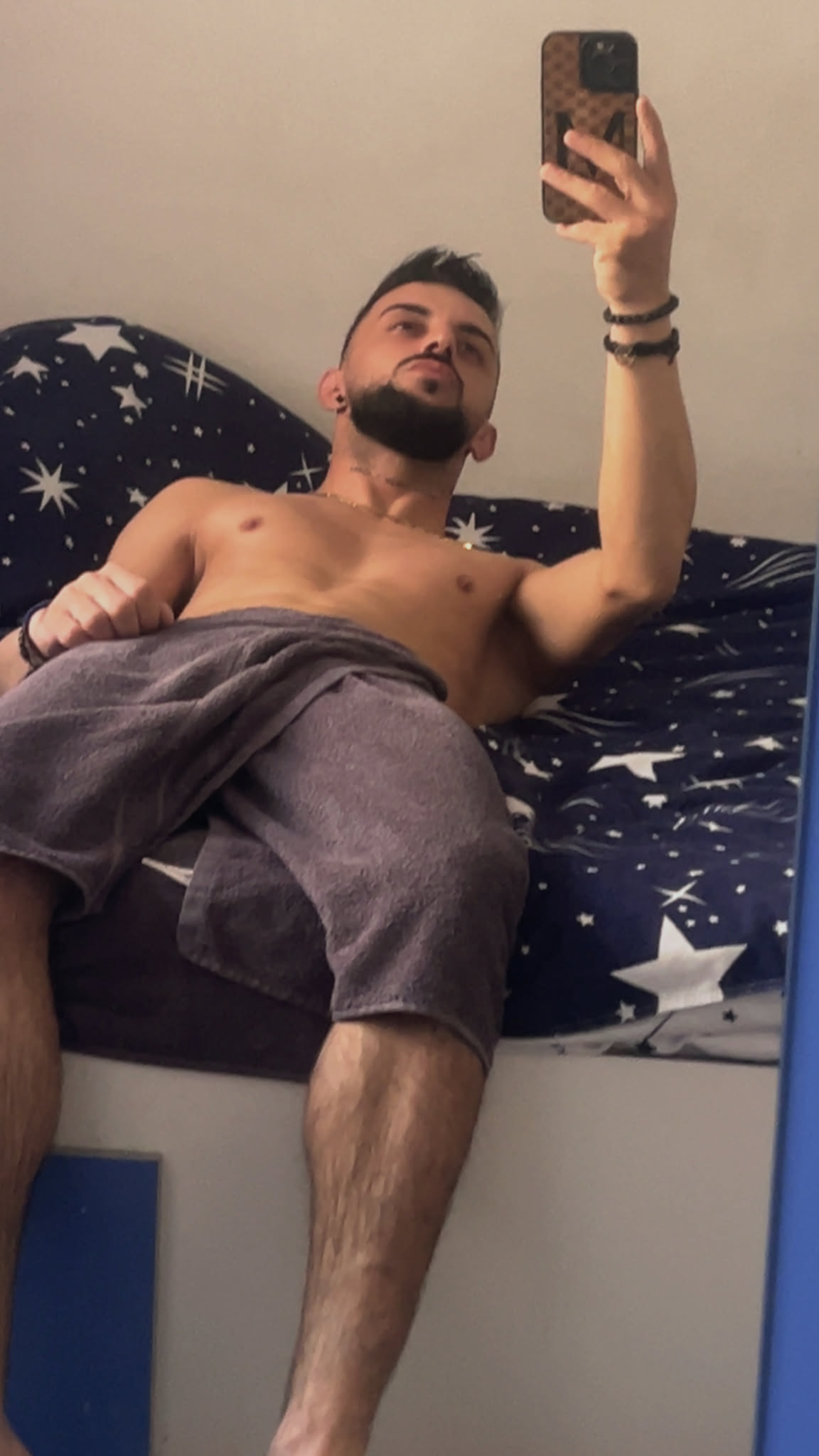 Bucuresti - Escorta Sexy - Barbat ACTIV usor versatil cu experienta in domeniu ofer clipe de tandrete ca parte activa si verstil domnilor dornici ce experiente noi cu un barbat cu experienta ce-ti poate pune la dispozitie clipe unice relax.  Disponibil ?i la domiciliu clientului, programarea se face cu o ora inainte,
