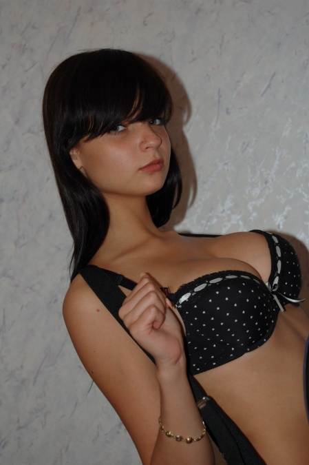 Bucuresti - Escorta Sexy - Eu m-am mutat de curand si am nevoie de cineva care sa-mi prezinte orasul De fapt, mai degraba as avea nevoie de cineva care sa-mi tina companie.  .  .  Ce spui, vrei sa-mi faci o vizita? Trebuie sa-ti precizez dinainte ca sunt lipsita de orice fel de inhibitii.  Si sunt si foarte excitata, asa ca te astept cu o sticla de vin si cu o gramada de fantezii.  Da-mi ocazia sa ne cunoastem.  Tel meu este 0906-800-519 (1, 3 eur/min+tva ) sau imi poti trimite sms la 1533 (1, 5 eur/sms+tva ) cu numele tau si te contactez eu pe loc.  Exclusiv adultilor!