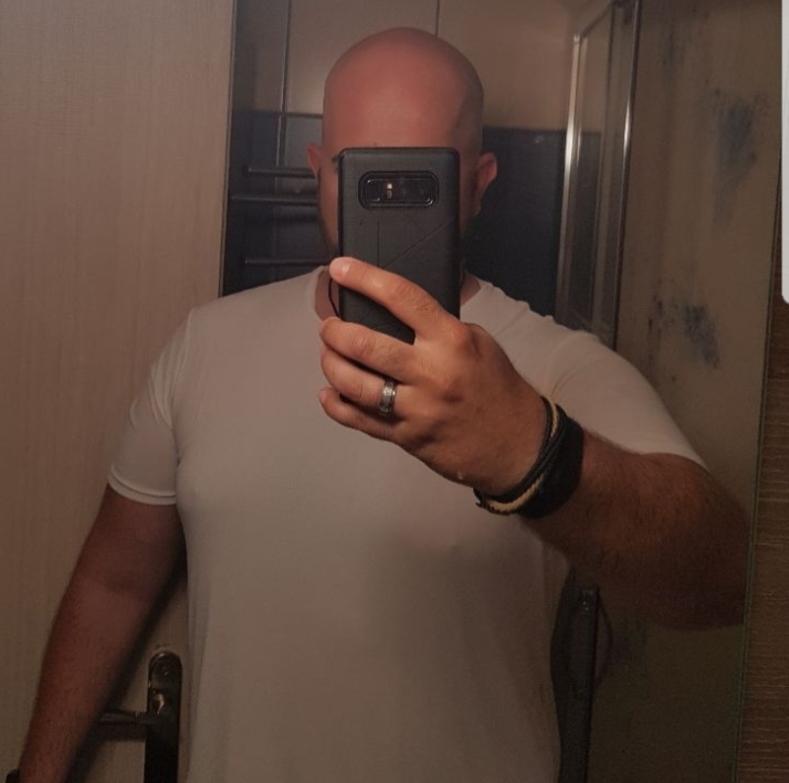 Escorte Sexy - Mamaia - Caut b?rbat dotat
