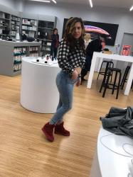 Bucuresti - Escorta Sexy - Escorta senzuala iti pot oferi companie, masaj de relaxare, intr-o ambianta placuta, clipe linistite la domiciliul meu sau al tau.  Astept domni seriosi si manierati.  Detalii la telefon