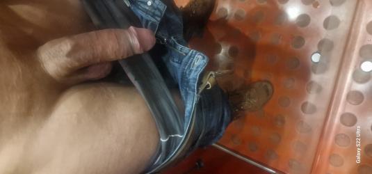 Escorte Sexy - Bucuresti ÎN ȚARĂ - Bună sunt singur ne căsătorit și foarte dotat vreau femei pentru dragoste și prietenie totul o fac din placere mă puteți suna și pe telefon sau pe WhatsApp acept si femei mature totul o fac din placere
