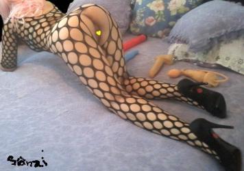 Escorte Sexy - Bucuresti - Iar stai sa ti-o freci pe sub birou, Labus? Visezi ca sunt sefa care intra peste tine in birou si te surprinde frecandu-ti-o, care rade de scula ta ca e prea mica, care te sanctioneaza ori te abuzeaza si te pedepseste, care te plimba in lesa in patru labe prin birou zicand ca esti catelusul ei si te pune sa o lingi pana face pipi pe tine de placere sau care se aseaza cu fundul pe biroul tau, te pune sa o descalti de pantofi cu dintii si iti storceste sub talpa ei ouale care-ti explodeaza pe piciorul ei, iar apoi te pune sa o cureti cu limba de sperma? Ia-ti o pauza pentru o sedinta de dominare sau o sesiune de fetisuri cu mine, manufacturierule! Stai in genunchi, Lache, in fata mea si marturiseste-mi slabiciunea si pasiunea ta pentru mine! Iti plac femeile frumoase si rele, istete si perverse, cu spirit de initiativa si cu atitudine, ca mine, dar sunt cam rare.  De aceea, acum ca m-ai gasit, fa totul pentru distractia, placerea, bunastarea si fericirea mea, ca sa nu ma pierzi! In mana mea esti doar o papusa pe franghii si tie iti place asta.  Te fac sa te simti suspendat si legat de niste franghii nevazute care te urca pana la cer si te coboara pe pamant iar si iar atunci cand ma joc cu aerodinamica emotiilor si simturilor tale si ti le tin in suspans.  Sunt stapana Sanziana, steaua ta norocoasa.  Am pus stapanire pe gandurile si inima ta intr-un fel in care nu a mai facut-o nimeni si ti-ar placea sa te posed, sa imi apartii, sa te chem la mine atunci cand am chef sa fac din tine jucaria mea, obiectul placerii mele.  Imi urmaresti asiduu anunturile cu teama infinita ca pot disparea oricand de pe firmament si cerul tau ar ramane pustiu si intunecat fara steaua ta preferata.  Cat de mult ti-ai dori sa te chem la mine macar doar ca sa iti deschid usa, sa te scuip pe obraz, sa iti spun ceva porcos si umilitor si sa iti dau cateva palme! Vino la mine chiar acum, sa fac din tine sclavul picioarelor mele/ fotograful meu personal/ soferul meu/ maseurul meu/ sclavul meu de cumparaturi/ tarfa mea/ tampaxul meu/ bancomatul meu personal/ prizonierul meu supus torturii, etc! Imi place sa iti ademenesc si seduc mintea, ca sa ma pot juca in voie apoi cu trupul tau.  Imi place sa am la dispozitie si sa mi se faca utili un sclav, o sclava, un cuplu sau mai multi sclavi deodata. 