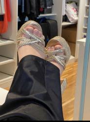 București - Escorta Sexy - Bună scumpule! Mă numesc Ariana o tânără înfocată cu o igienă impecabilă sunt rebelă, nu am atitudini de escortă dar am o fantezie și să-mi oferi spălături tălpilor și degetelor mele, doresc doar domnii cu experiență în domeniu, care au mai făcut, dacă nu te pricepi și nu ai mai făcut asta nu mă contacta ! Îmi plac foarte mult bărbații generoși și supuși ordinilor !!! Te poți termina pe ce vezi dacă corespunzi dorințelor mele, anunțul nu este pentru toată lumea sau pentru cei neexperimentați! (fără experiență) caut colegă în zonă. 