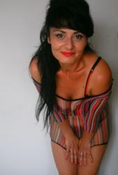 Bucuresti - Escorta Sexy - Ofer domnilor maturi o experienta erotica deosebita, mangaieri, sarutari, pasiune si erotism .  Piata Victoriei - Romana - Universitate - Unirii