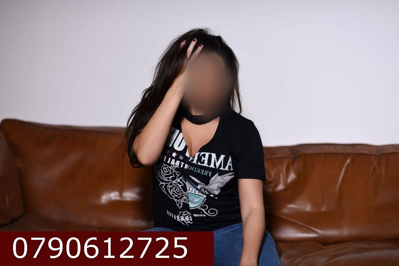 Escorta Sex - Escorta sexy si atenta la detalii te astept la mine domn serios sa-ti ofer cele mai bune servicii de companie, masaj de relaxare, body cu creme si uleiuri parfumate, esti un domn caruia ii place atmosfera atunci suna-ma, nu iti va parea rau.  Detalii la telefon.  - Telefon: 0790612725 