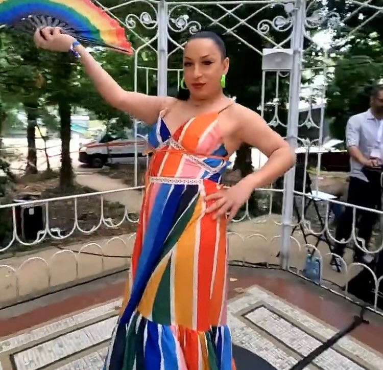 Escorta Sex - Sunt tigan de tiganie cu aspiratii politice si ma cred fetita, imi place s-o iau si sus si jos pe la spate.  Natura a fpst nasoala cu mine si am ajuns bulangiu dar imi place sa ma ard in dos si va astept la mine!!!
Votati Partidul Reper!!! - Telefon: 0765587925 