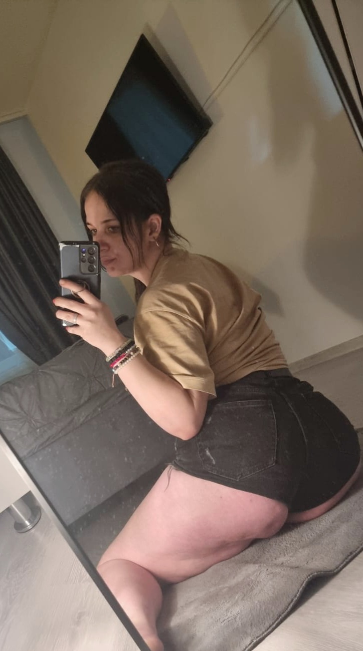 Escorta Sex - Seducătoare și exceptionala pregatita sa te ghidez intr-un labirint al placerii pe care nu l-ai mai explorat pana acum.  Momentele petrecute alaturi de mine te vor face sa revi de fiecare data cand iti doresti o mica aventura din rutina doar pentru tine! POZE 100% REALE
Fac deplasari la tine sau la hotel sau te pot invita în locația mea discreta și cocheta.  - Telefon: 0793205495 