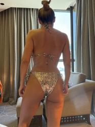 Escorte Sexy - Bucuresti  SEX GRATIS - INTALNIRE gratis cu cuplu 30 ani cu femeia NINFOMANE si sotiu pasiv care sa iuta pe canapea.  Valabil pe tot BARBATI SINGURI