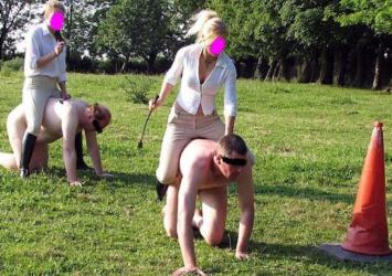 Escorte Sexy - Bucuresti - Umilire si expunere  Esti un ratat.  Ai pierdut la loteria genetica.  In timp ce pe altii natura i-a premiat cu un falus mare si potent, pentru tine nu a mai ramas ceva decat in cutia milei.  Cat de mult te-a umilit insasi natura! Te-ai nascut umil si umilit si ceea ce cauti si te atrage este umilinta.  Ai o scula minuscula, dezgustatoare si subtire pe care nimeni nu si-o doreste nici macar pe post de scobitoare.  Esti pedepsit sa o detii, fiindca nimeni altcineva nu o va face in locul tau.  Nici pe talpi nu ma poti gadila cu ea.  Cel mai inalt ideal la care ai putea aspira este sa ti-o freci cu podul palmei cand ma privesti cum imi bag un dildo in dos.  Pasarika mea nu se va casca in fata ta decat pentru a face pipi pe tine.  De mai multa atentie nu te vei bucura niciodata din partea unei femei, iar pentru asta va trebui sa platesti! Sau poate ar fi cazul sa fii exponatul meu plimbat in lesa prin fata altora…un maimutoi paros, cu un tufis din care lipseste cucul…sa te plimb cu o banana in gura si imbracat in tanga… Sau poate visezi la o petrecere cu lovituri in care sa fii in centrul atentiei, scuipat, palmuit, lovit, spermat si umilit de toti… Poate faci parte din categoria celor care isi dau drumul  doar daca le dai palme peste fata sau ii bati ltare a fund.  Sau poate te voi satisface cu straponul.  Sau vom merge la picnic, la padure unde te voi antrena in fundul gol sa imi fii calut in fata asistentului meu impreuna cu care ma voi distra pe seama ta.  Ne vei pregati gratarul, iapoi vei astepta ca un catel la picioarele mele sa termin de mancat, dupa care vei manca resturile condimentate si spritate cu sperma asistentului meu! Cred ca ar fi mai nimerit sa fii castrat, ca sa nu te mai chinuiesti…Chiar nu am la ce sa iti fac laba…Parca ar fi un sfarc, nu o scula.  As putea totusi sa ti-o calc in picioare fara mila in timp ce te musc de sfarcuri si apoi sa te pun sa imi speli talpile cu limba de sperma.  Sunt stapana/dominatrix Sanziana.  Sunt originala, emotionanta, captivanta si deschisa la fantezii.  Am un trup demn de a fi adorat si o minte invetiva care se bucura orice forma a dominatiei asupra ta.  Privirea mea, intonatia vocii mele, atitudinea mea iti arata imediat unde iti este locul.  Daca simti atractie deosebita fata de nevoia nemarturisita de a ingenunchea la picioarele unei stapane, de a i te preda, de a fi folosit sau pedepsit, umilit sau tachinat de ea, apropie-te de stralucirea mea si vei gasi ce ai cautat dintotdeauna in visele tale! Eu sunt proiectia visului tau in realitate.  In sesiunile mele iti adancesc si mai mult dorinta de a-mi fi suspus, iar puterea ta se topeste in mainile mele ca untul la soare.  Suna-ma!